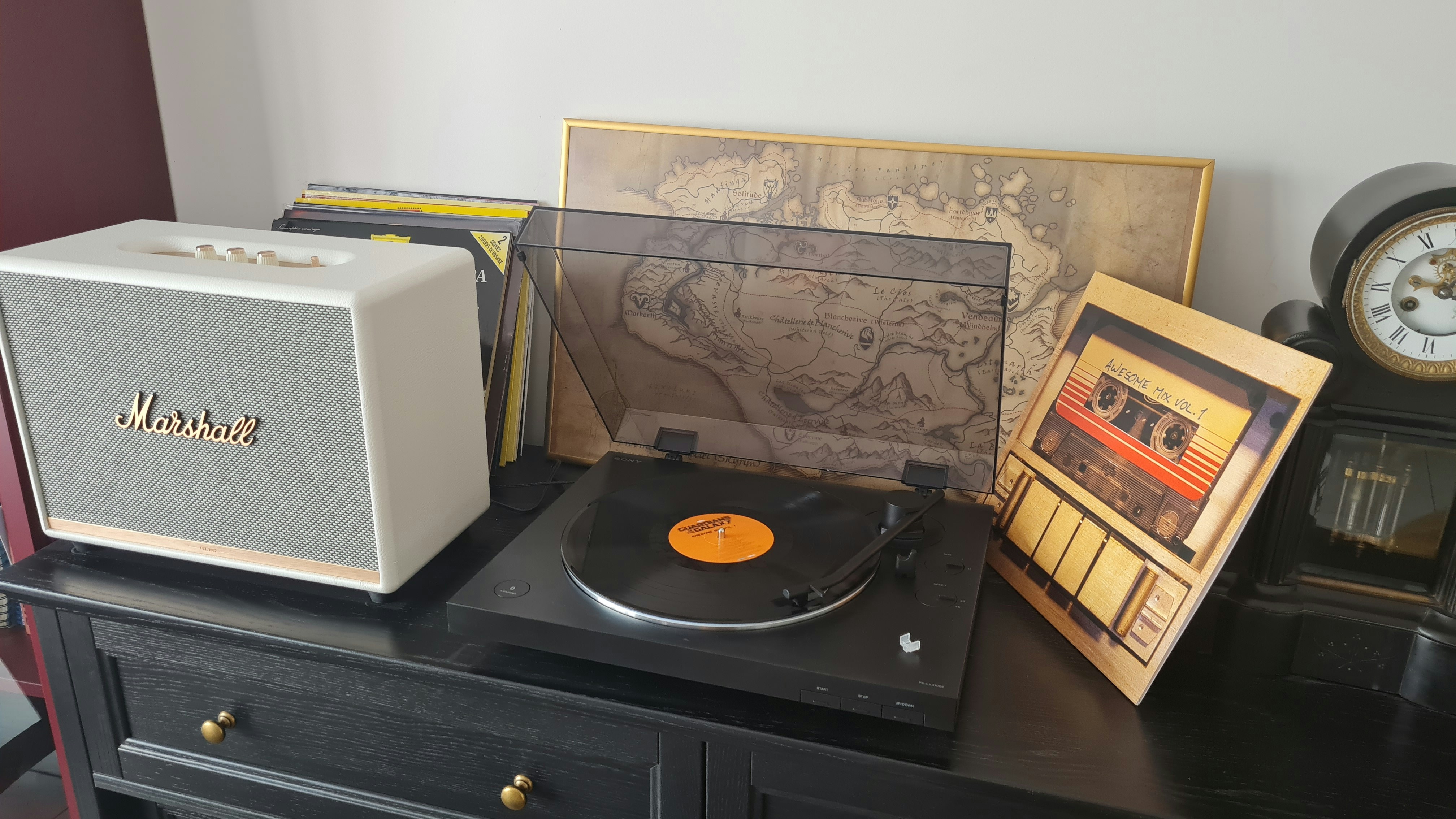 Колонка Marshall Woburn III Cream підключена до вінілового програвача